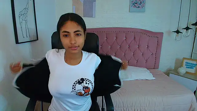 Snapshot of shaneelle chatting on 11/24/25, 03:06 shaneelle online show from 11/24/25, 03:06