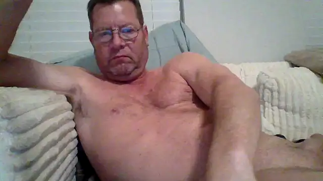 Snapshot of Goldenbear3111 chatting on 04/30/26, 03:35 Goldenbear3111 online show from 04/30/26, 03:35