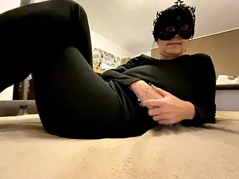 Snapshot of Marilou1983 chatting on 01/05/26, 05:27 Marilou1983 online show from 01/05/26, 05:27