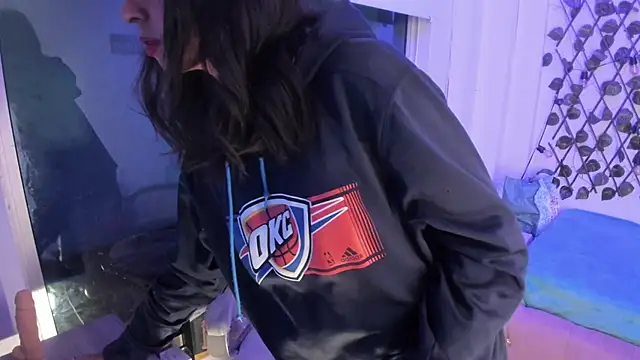 Snapshot of Vic_beckeer chatting on 02/13/25, 04:43 Vic beckeer online show from 02/13/25, 04:43