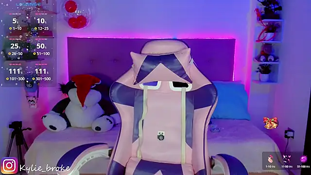 Snapshot of Kylie_brokee chatting on 12/19/24, 12:13 Kylie brokee online show from 12/19/24, 12:13