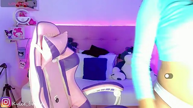 Snapshot of Kylie_brokee chatting on 01/28/25, 09:08 Kylie brokee online show from 01/28/25, 09:08