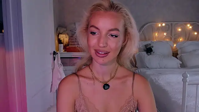 Snapshot of aestetick chatting on 05/14/26, 09:16 aestetick online show from 05/14/26, 09:16