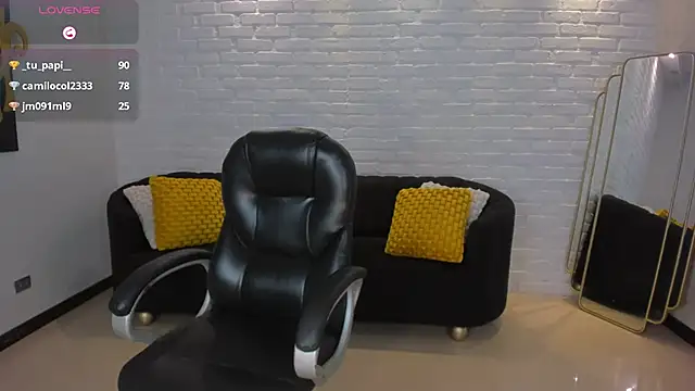 Snapshot of VeronicaCruz_ chatting on 02/14/25, 09:56 VeronicaCruz online show from 02/14/25, 09:56