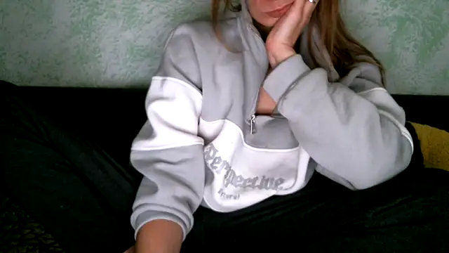 Snapshot of DennisXCaroll chatting on 02/15/25, 10:31 DennisXCaroll online show from 02/15/25, 10:31