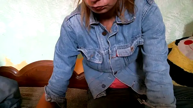 Snapshot of DennisXCaroll chatting on 10/17/25, 07:11 DennisXCaroll online show from 10/17/25, 07:11