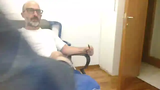 Snapshot of newsimo74 chatting on 10/05/25, 04:33 newsimo74 online show from 10/05/25, 04:33