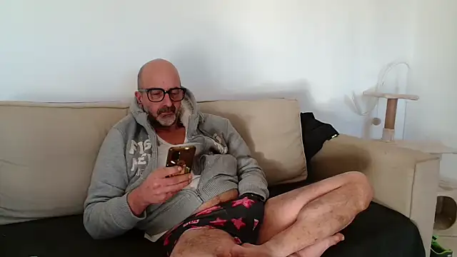 Snapshot of newsimo74 chatting on 11/29/25, 01:47 newsimo74 online show from 11/29/25, 01:47