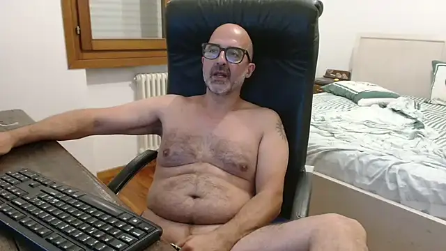 Snapshot of newsimo74 chatting on 07/05/26, 07:10 newsimo74 online show from 07/05/26, 07:10