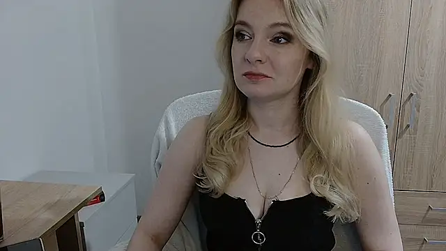 Snapshot of AlmaHoney chatting on 05/25/26, 08:04 AlmaHoney online show from 05/25/26, 08:04