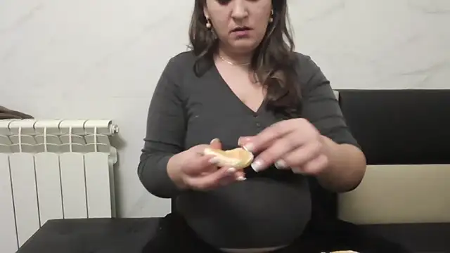 Snapshot of milfmomxx chatting on 01/11/25, 08:21 milfmomxx online show from 01/11/25, 08:21