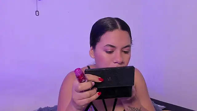 Snapshot of crystalvazquez chatting on 11/07/25, 12:49 crystalvazquez online show from 11/07/25, 12:49