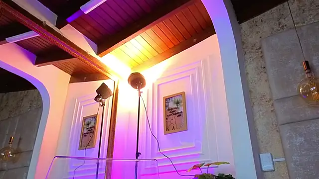 Snapshot of AlessiaLondon chatting on 04/01/26, 01:41 AlessiaLondon online show from 04/01/26, 01:41