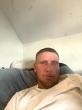 Snapshot of aaronmc311840 chatting on 10/15/25, 09:59 aaronmc311840 online show from 10/15/25, 09:59
