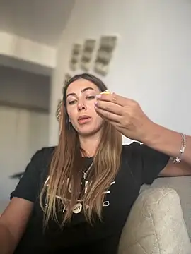 Snapshot of RaquelleDevon chatting on 09/15/25, 12:49 RaquelleDevon online show from 09/15/25, 12:49