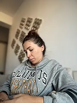 Snapshot of RaquelleDevon chatting on 10/27/25, 02:10 RaquelleDevon online show from 10/27/25, 02:10