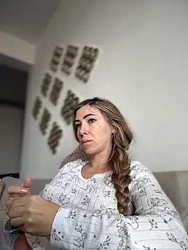 Snapshot of RaquelleDevon chatting on 12/16/25, 10:20 RaquelleDevon online show from 12/16/25, 10:20