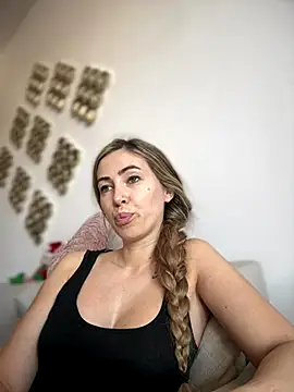 Snapshot of RaquelleDevon chatting on 12/19/25, 12:45 RaquelleDevon online show from 12/19/25, 12:45