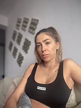 Snapshot of RaquelleDevon chatting on 03/21/26, 10:42 RaquelleDevon online show from 03/21/26, 10:42