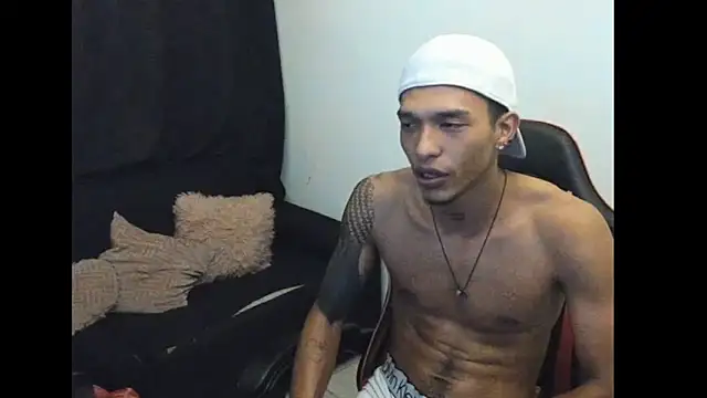 Snapshot of TommyGun_22 chatting on 03/13/25, 01:32 TommyGun 22 online show from 03/13/25, 01:32