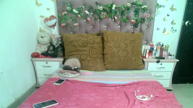 Snapshot of ValeriaTsx chatting on 10/19/25, 01:45 ValeriaTsx online show from 10/19/25, 01:45