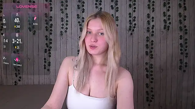 EmiliaDuchess online show from 11/25/25, 02:39