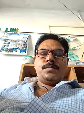 Snapshot of Srmotrs chatting on 05/04/26, 12:01 Srmotrs online show from 05/04/26, 12:01