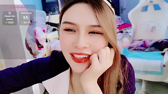 Snapshot of HU131452 chatting on 12/14/24, 11:34 HU131452 online show from 12/14/24, 11:34