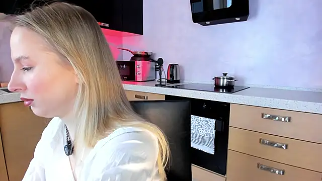 Snapshot of AnnLevine chatting on 04/02/26, 01:20 AnnLevine online show from 04/02/26, 01:20