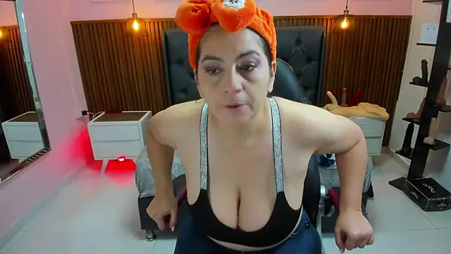 Snapshot of MEYLAGIA chatting on 11/22/25, 02:54 MEYLAGIA online show from 11/22/25, 02:54