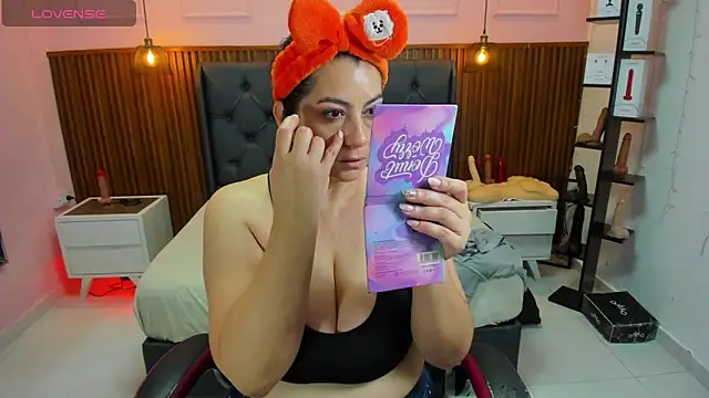 Snapshot of MEYLAGIA chatting on 11/29/25, 02:47 MEYLAGIA online show from 11/29/25, 02:47