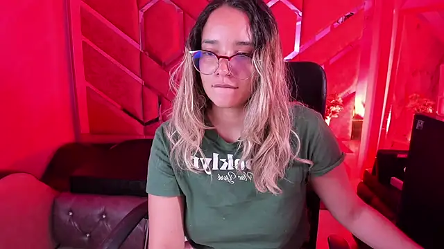 Snapshot of Olivia_Fox69 chatting on 02/27/26, 04:12 Olivia Fox69 online show from 02/27/26, 04:12