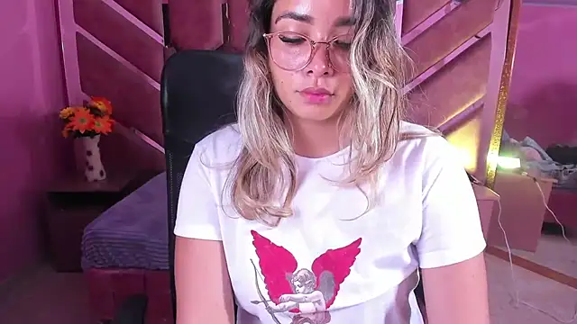 Snapshot of Olivia_Fox69 chatting on 04/10/26, 03:01 Olivia Fox69 online show from 04/10/26, 03:01