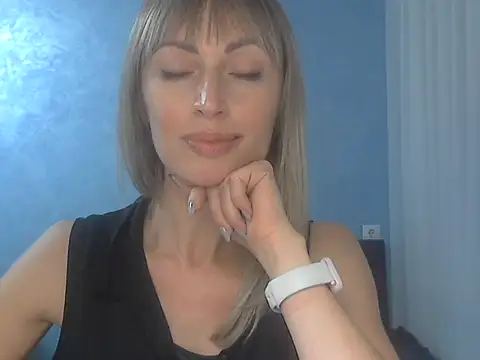 Snapshot of EffectMaya chatting on 10/25/25, 03:18 EffectMaya online show from 10/25/25, 03:18