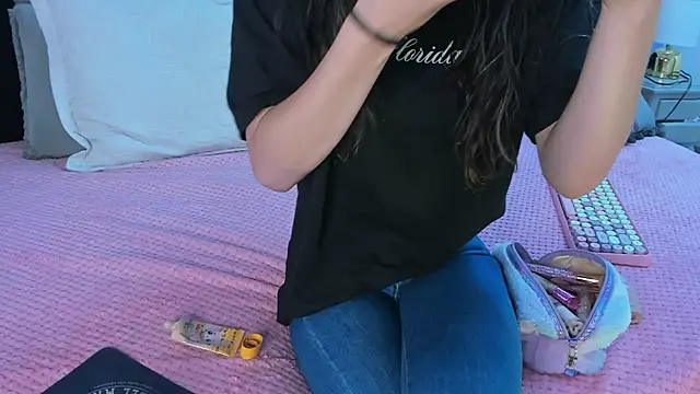 Snapshot of Julieta_Cortes__ chatting on 03/15/25, 11:51 Julieta Cortes online show from 03/15/25, 11:51