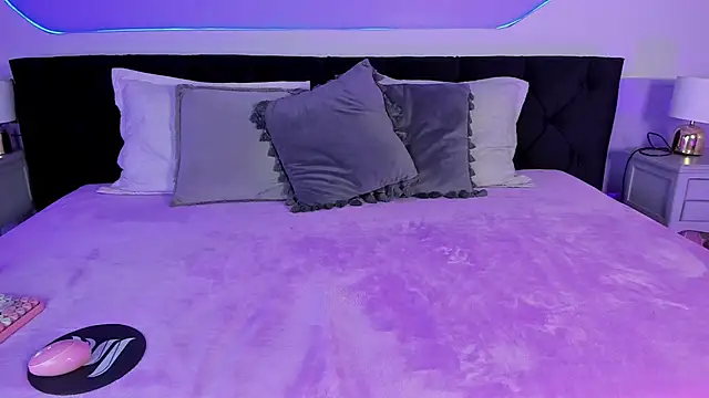 Snapshot of Julieta_Cortes__ chatting on 09/19/25, 12:06 Julieta Cortes online show from 09/19/25, 12:06