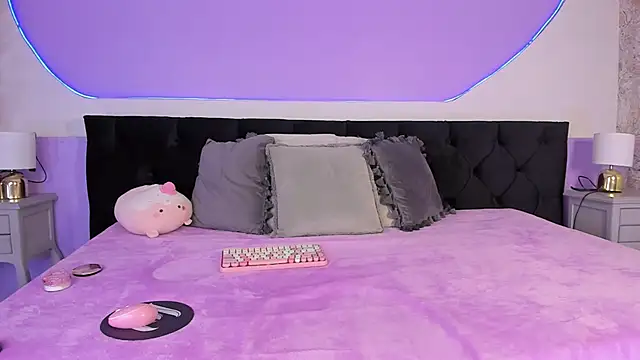 Snapshot of Julieta_Cortes__ chatting on 10/01/25, 12:00 Julieta Cortes online show from 10/01/25, 12:00