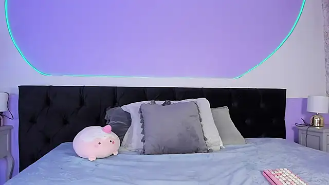 Snapshot of Julieta_Cortes__ chatting on 10/16/25, 12:17 Julieta Cortes online show from 10/16/25, 12:17