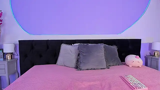 Snapshot of Julieta_Cortes__ chatting on 10/17/25, 01:03 Julieta Cortes online show from 10/17/25, 01:03