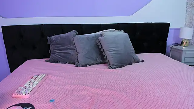 Snapshot of Julieta_Cortes__ chatting on 11/19/25, 11:54 Julieta Cortes online show from 11/19/25, 11:54