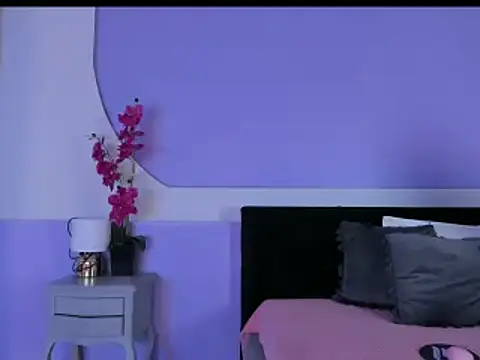 Snapshot of Julieta_Cortes__ chatting on 12/04/25, 12:25 Julieta Cortes online show from 12/04/25, 12:25