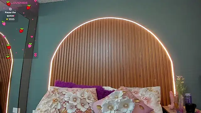 NayeCloud online show from 09/19/25, 03:41