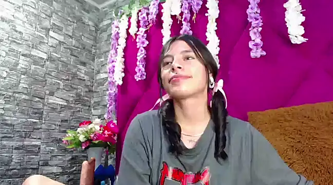 Snapshot of Sasha_Petitte chatting on 03/07/25, 06:02 Sasha Petitte online show from 03/07/25, 06:02