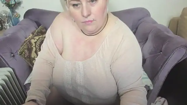 Snapshot of fashiona chatting on 12/23/25, 09:29 fashiona online show from 12/23/25, 09:29