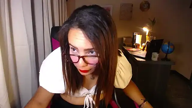 Snapshot of danielle_rose_1 chatting on 03/16/26, 01:48 danielle rose 1 online show from 03/16/26, 01:48