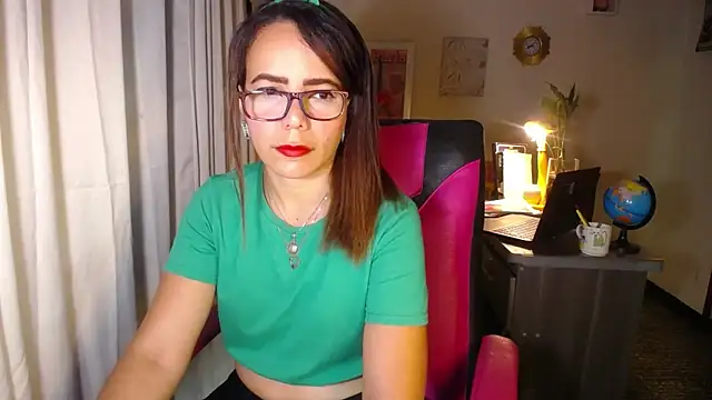 Snapshot of danielle_rose_1 chatting on 03/17/26, 01:03 danielle rose 1 online show from 03/17/26, 01:03