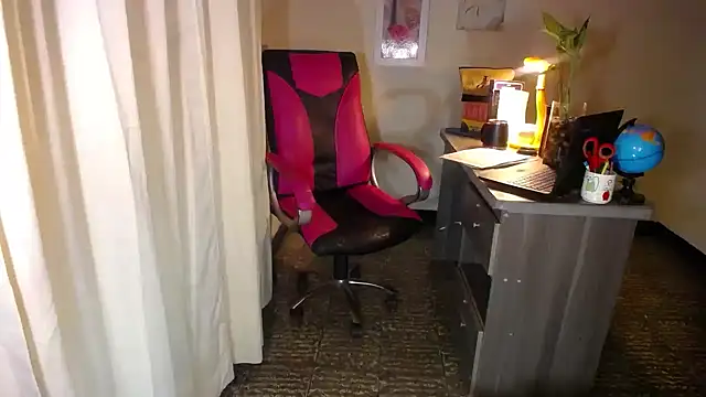 Snapshot of danielle_rose_1 chatting on 04/07/26, 02:06 danielle rose 1 online show from 04/07/26, 02:06