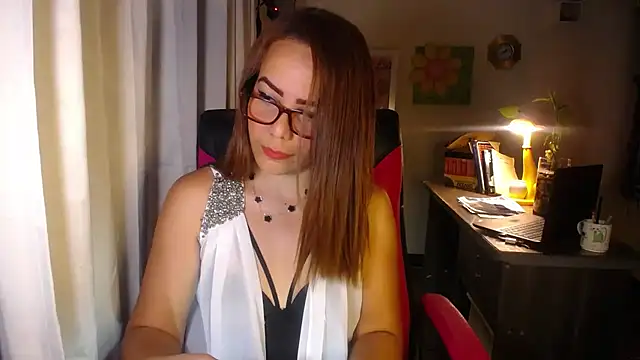 Snapshot of danielle_rose_1 chatting on 07/18/26, 04:55 danielle rose 1 online show from 07/18/26, 04:55