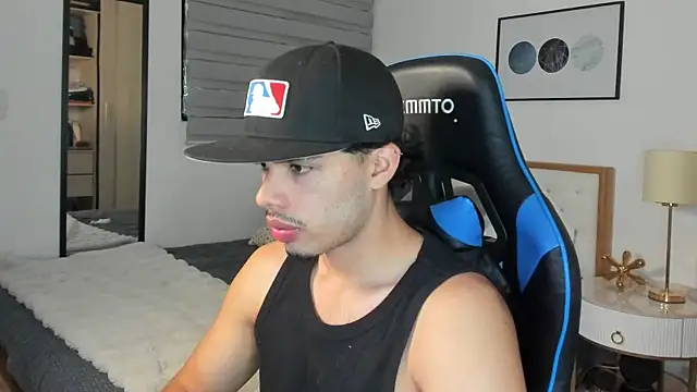 Snapshot of mateoleonee chatting on 12/16/24, 09:20 mateoleonee online show from 12/16/24, 09:20