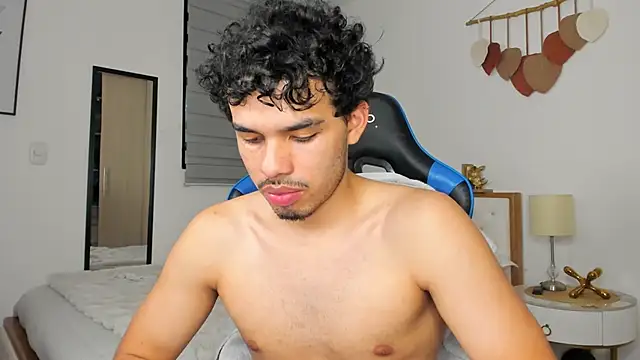 Snapshot of mateoleonee chatting on 01/02/25, 04:20 mateoleonee online show from 01/02/25, 04:20